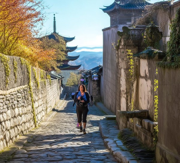 老城漫步，发现历史遗迹与风土人情之旅